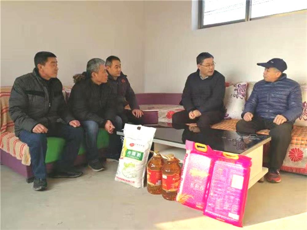 谈球吧节前走访慰问第一书记任职村困难群体