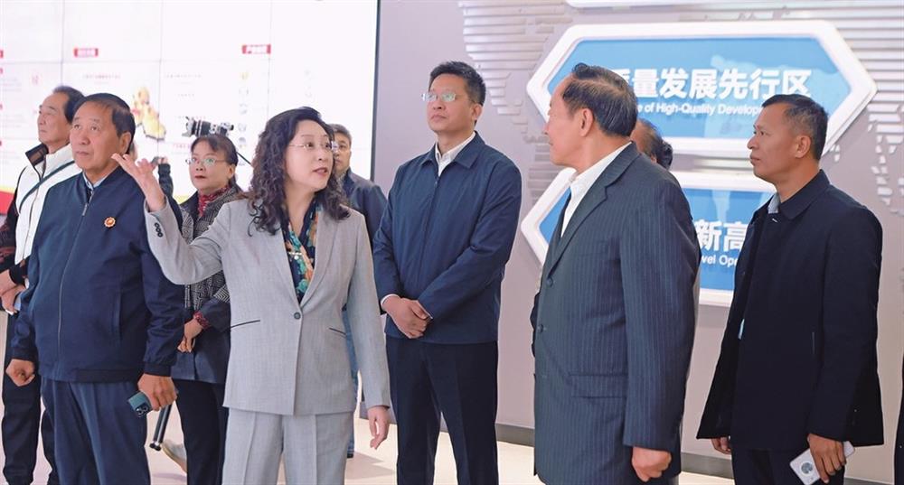 谈球吧官网入口 |谈球吧： 争当引进与培育产业发展的“排头兵”